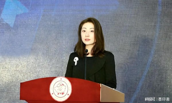 盛鹏配资 宗庆后出轨小21岁女下属，私照肤白貌美能力出众，难怪他把持不住