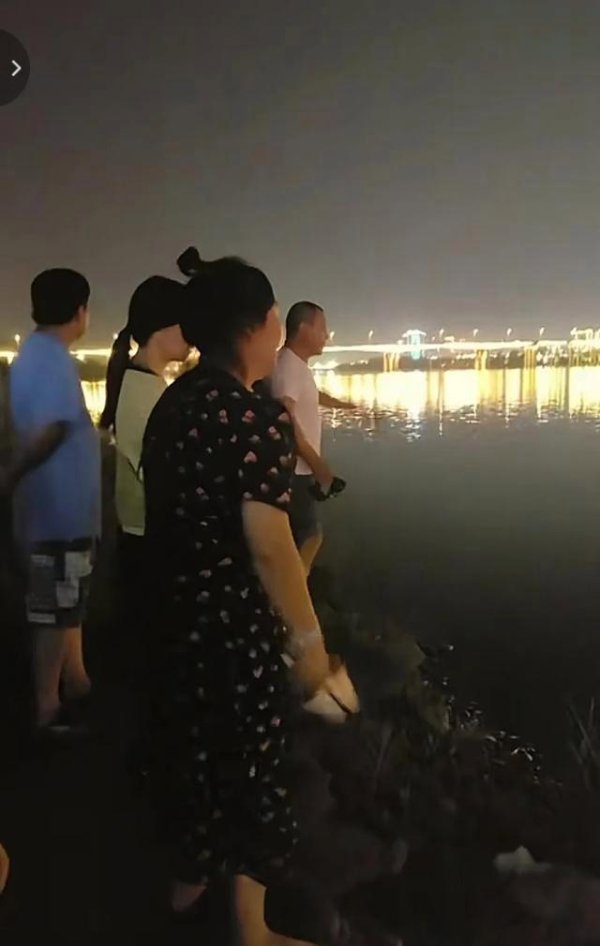 春安配资 15岁孩子夜晚嘉陵江游泳失踪 生死瞬间警醒众人